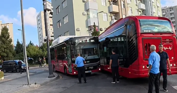 Avtobus həyətin girişində qaldı: Sakinlər köməyə gəldi VİDEO