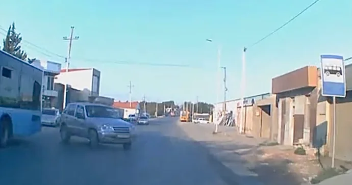 Avtobusun arxasından qəfil çıxan sürücü az qala qəzaya səbəb olacaqdı VİDEO