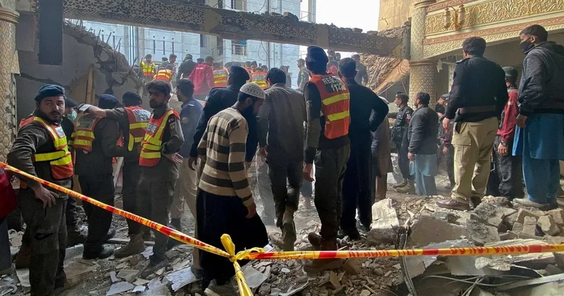 В Пакистане при взрыве возле мечети погибли 15 человек, десятки пострадали
