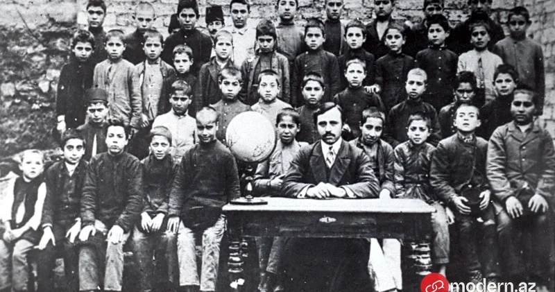 Bir şəklin tarixçəsi: Üzeyir bəyin şagirdləri ilə nadir FOTOSU