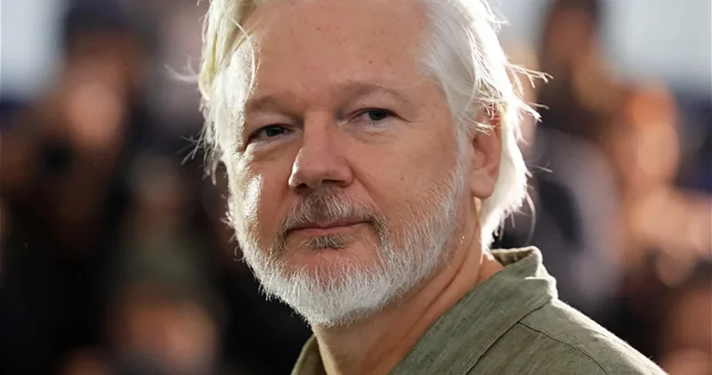 Я вернулся : основатель WikiLeaks снова вышел на связь после двух лет тишины