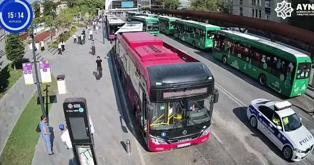 Metro xətlərinin ayrılmasından sonra sərnişinlər belə daşınıb VİDEO