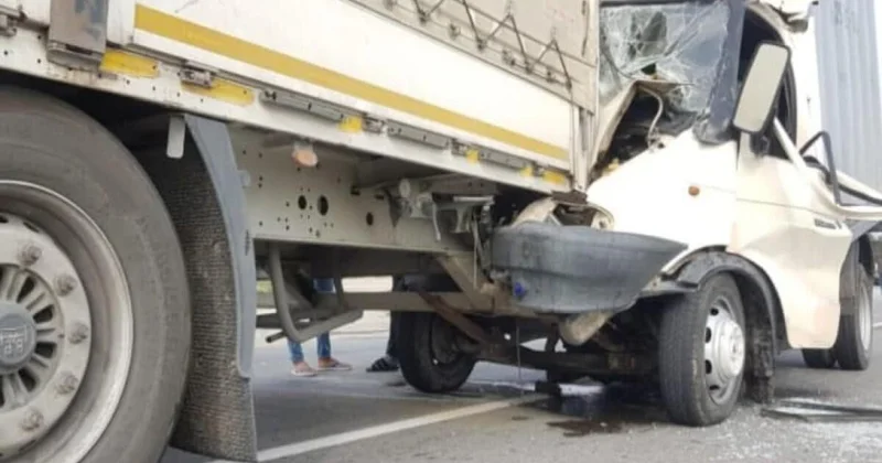 Yevlaxda ağır qəza: Yük maşınları toqquşdu, yaralanan var