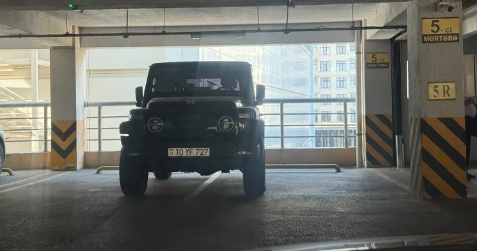 Sürücü maşını ilə iki parklanma yerini tutdu 10 YF 727 FOTO