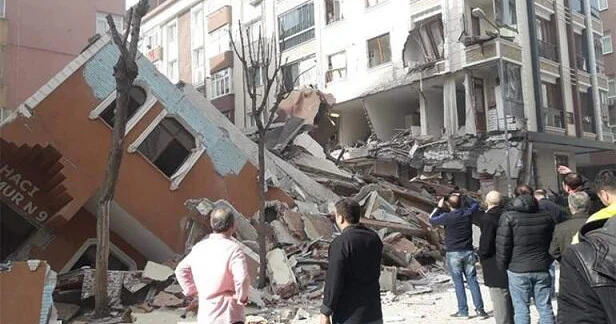 İstanbulda bina çökdü: yaralılar var