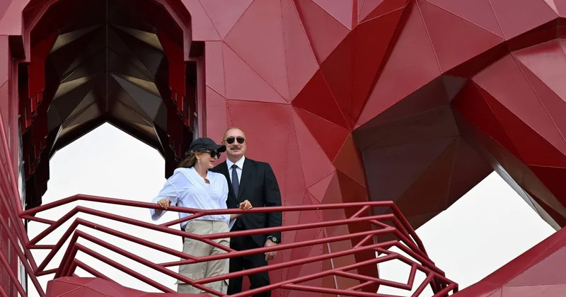Prezident və xanımının şəkil çəkdirdiyi heykəlin SİRRİ AÇILDI FOTO
