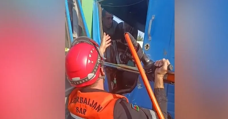 FHN in əməkdaşları avtomobildə sıxılı vəziyyətdə qalan şəxsi xilas edib