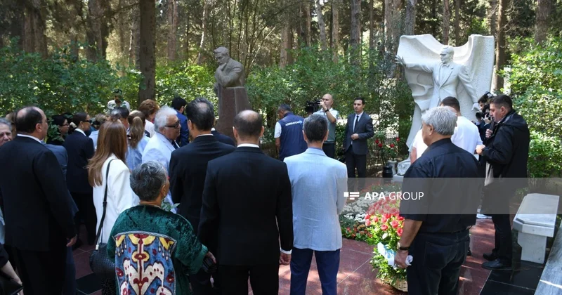 Milli Musiqi Günü münasibətilə I Fəxri xiyabanda Üzeyir Hacıbəylinin məzarı ziyarət edilib FOTO