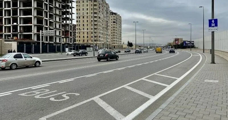На этой дороге в Баку увеличили период действия автобусной полосы