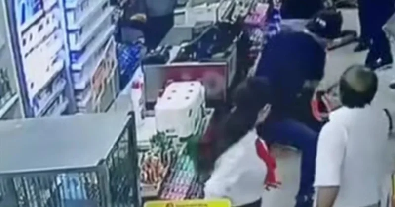 В Баку муж жестоко избил жену в магазине на глазах у её ребёнка с аутизмом ВИДЕО