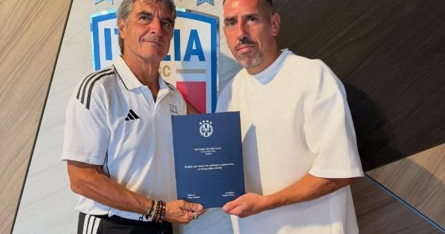 Əfsanəvi futbolçu məşqçi oldu Şəkillər
