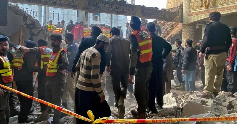 Pakistanda cümə namazı zamanı kamikadze özünü partlatdı: 15 ölü