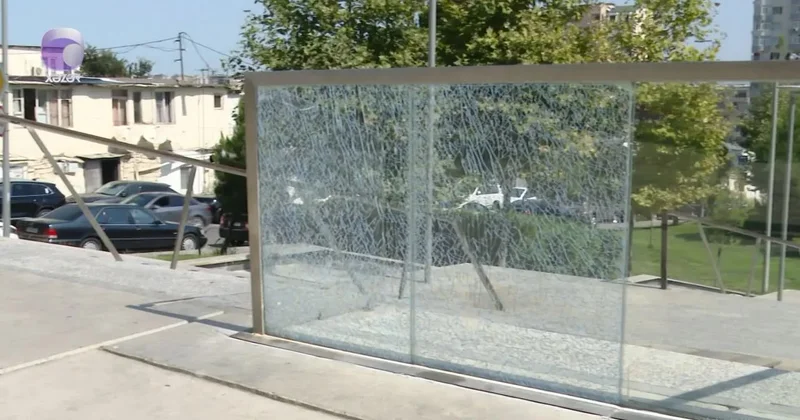 Bakıda parkda şüşə konstruksiyada yaranan çatlar insanlara təhlükədir? VİDEO