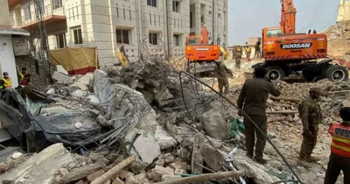 Pakistanda bomba yüklü maşın məscidə çırpılıb Ölənlər var