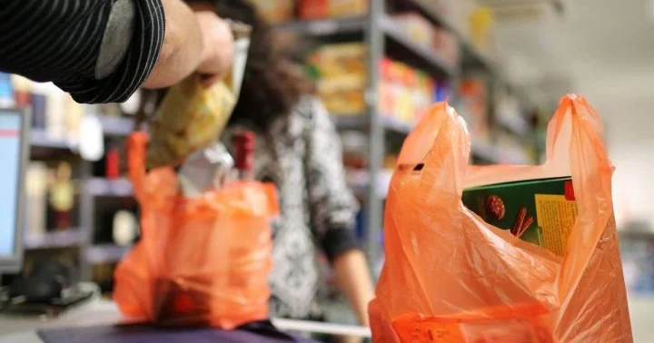 Yaşlı kişi market torbasına görə döyüldü KONKRET