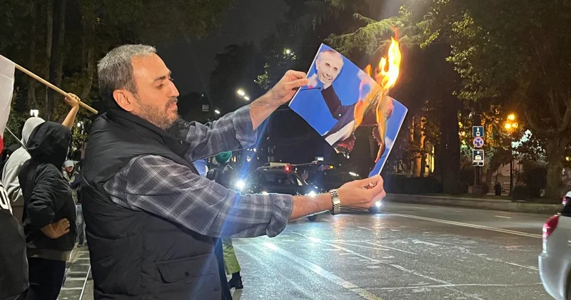 Gürcüstandakı mitinqdə azərbaycanlı jurnalist Putinin və İvanişvilinin portretlərini yandırdı...