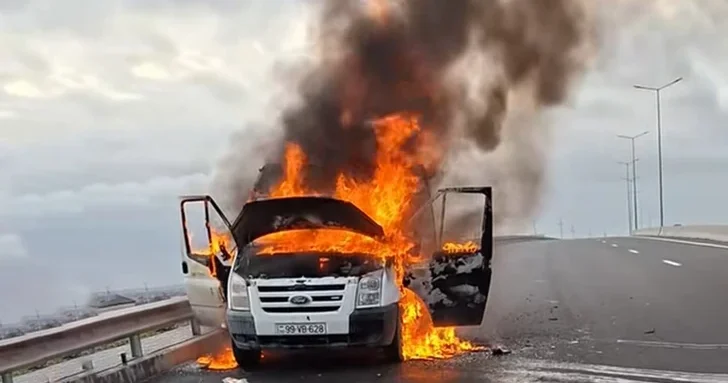 Грузовик Ford вспыхнул в центре Баку