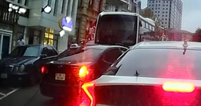Əks yola çıxan “Prius” avtobusu görüb çıxılmaz vəziyyətə düşdü VİDEO