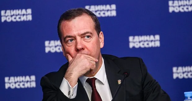 Medvedev Trampın ağılsız dilənçi Zelenski ilə görüşünü şərh edib...