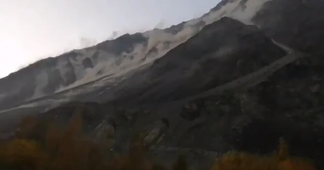 Горы в Пакистане начали трещать и дымиться ВИДЕО
