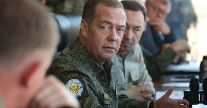 Инспектировать войска явился лично Медведев ВИДЕО