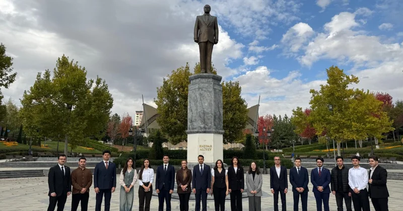 Ankarada təhsil alan azərbaycanlı tələbələr Ulu Öndər Heydər Əliyevin abidəsini ziyarət ediblər