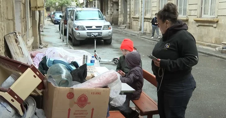 В Баку семья с маленькими детьми пятый день живет под открытым небом