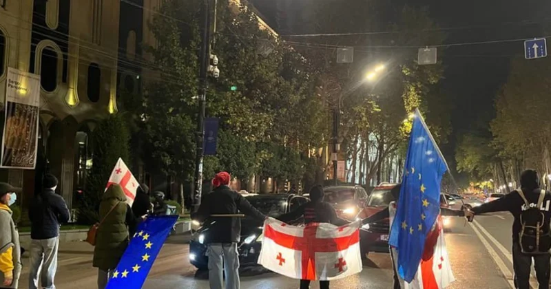 Грузины протестуют, а полиция стоит в сторонке ВИДЕО