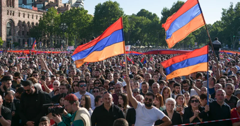 Армяне вышли за Карапетяна и владыку Мкртыча