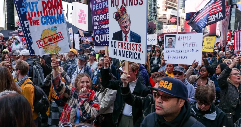 В США проходят многотысячные митинги против политики Трампа Minval Politika