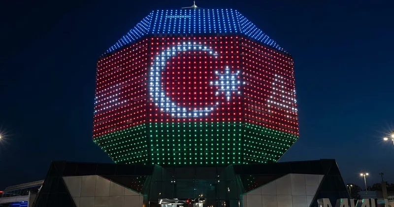 Belarus Milli Kitabxanasının binası Azərbaycan bayrağının rəngləri ilə işıqlandırıldı VİDEO