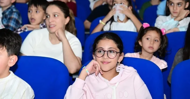 Füzuli teatrı Şəhər Günündə “Tıq tıq xanım” tamaşası ilə uşaqları sevindirdi FOTO