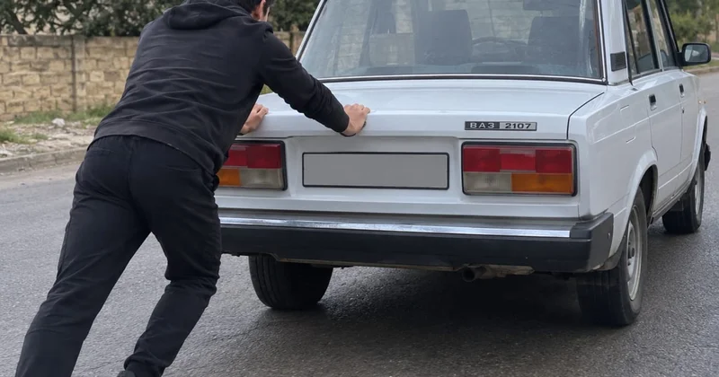 Xırdalanda avtomobili itələyərək qaçıran gənc HƏBS OLUNDU
