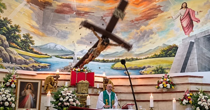 В Эквадоре распятие убило священника видео