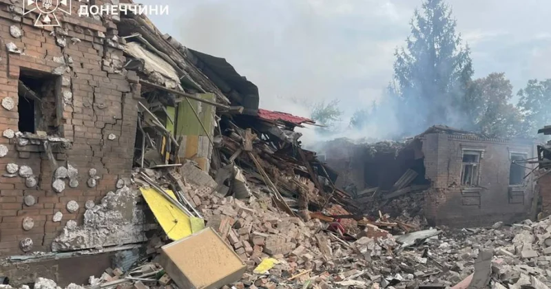 В Славянске россияне сбросили авиабомбы на жилые дома: есть погибшие фото