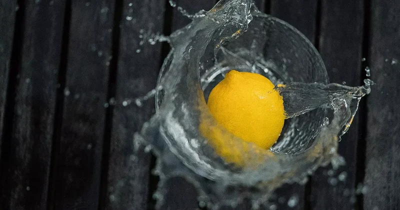 Səhərlər limonlu su içmək nə üçün faydalıdır? Dietoloq izah edib