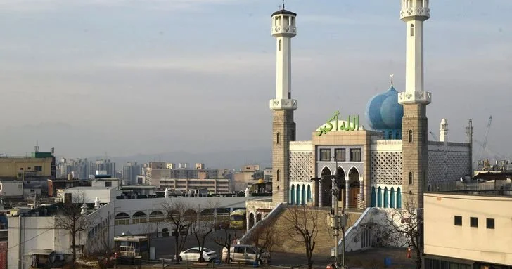 Koreyalı müsəlmanlar onları İslama nəyin gətirdiyini bölüşürlər...