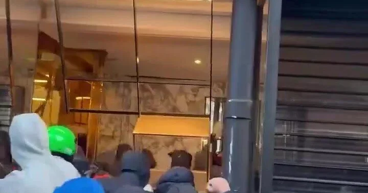 В Париже на фоне беспорядков разгромили бутик Céline ВИДЕО