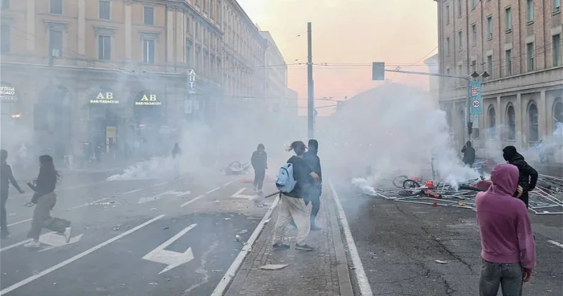 Вслед за Францией массовые протесты накрыли Италию ВИДЕО