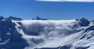 Водопад из облаков в горах ВИДЕО