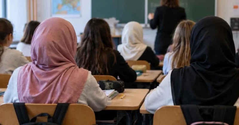 Türkiyə məktəblərində başörtüsü qadağası var...