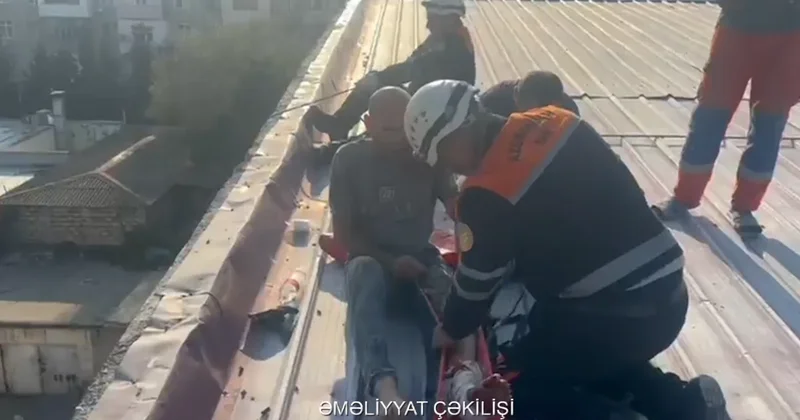 Спасатели МЧС в Сумгайыте эвакуировали с крыши получившего травмы рабочего