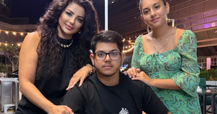 Xəyalə Quliyeva övladları ilə Foto