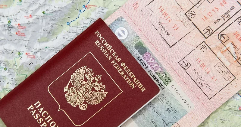 FT: Премьер Латвии Кулбергс призвал ЕС запретить выдавать россиянам туристические визы
