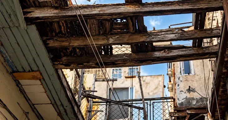 Опасно для жизни: в Баку жители векового аварийного дома боятся обрушения