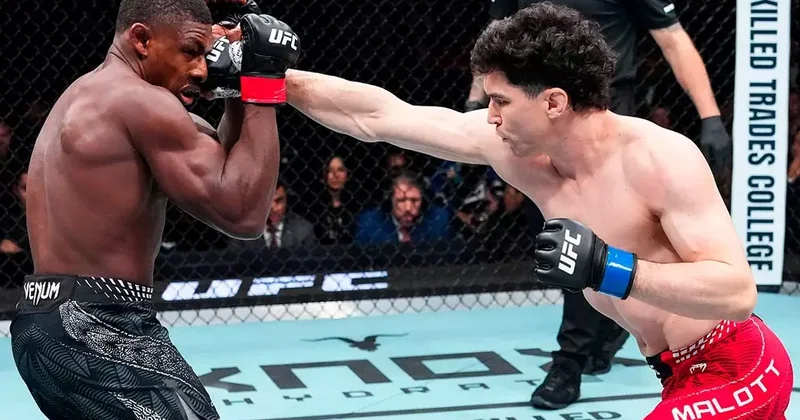UFC də dəhşətli nokaut: diz zərbəsi rəqibini yerə sərdi VİDEO
