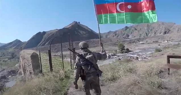 Vətən müharibəsinin iyirmi ikinci günü: Xudafərində ucalan bayraq müstəqilliyimizin əbədi rəmzinə çevrildi