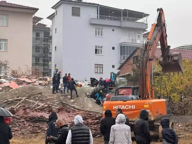 Malatyada bina uçdu: sürücü dağıntılar altında qaldı