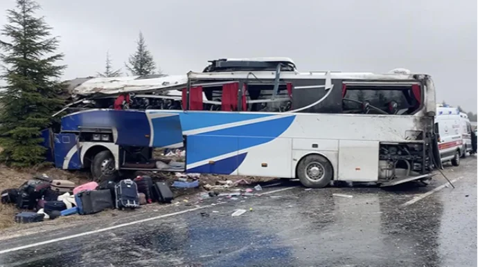 Sərnişin avtobusu aşdı 1 ölü, 30 yaralı FOTO