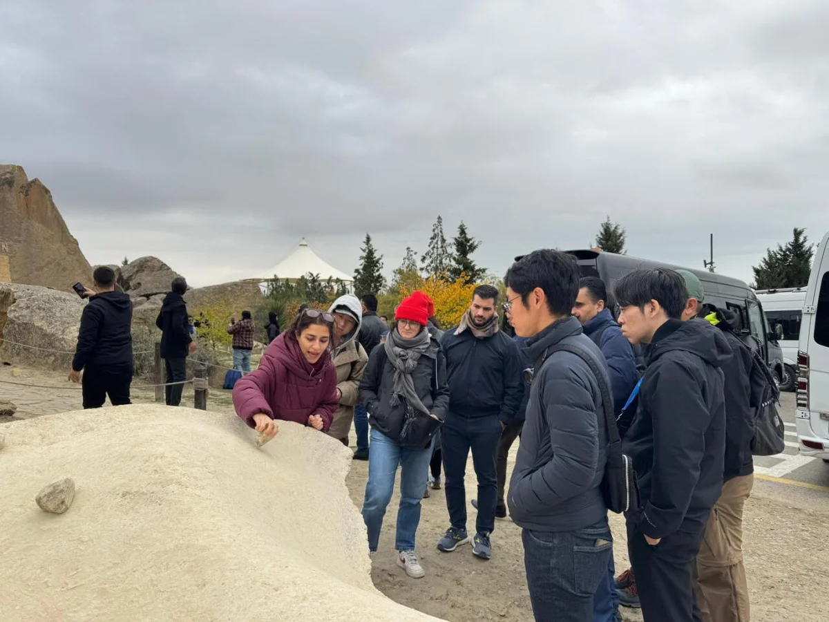 COP29 çərçivəsində xarici media nümayəndələrinə Qobustan Qaya Sənəti Mədəni Landşaftı və Qobustan Palçıq Vulkanlarında olublar FOTO